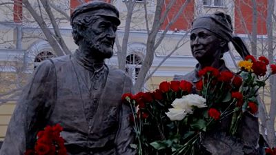 {Открыли памятник артистам театра}