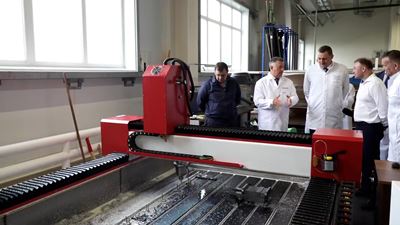 {Губернатор посетил предприятие }