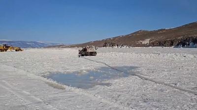 {Прокладывают новый ледовый путь }