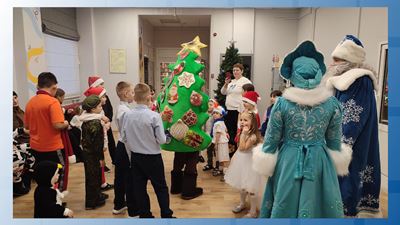 {Организовали праздничную программу}