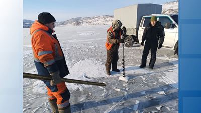 {Обустраивают ледовую переправу}