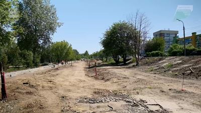{Обустраивают аллею}