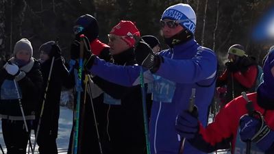 {Устроили гонки на лыжах}