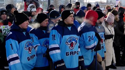 {Сыграли в хоккей на валенках на кубок мэра}