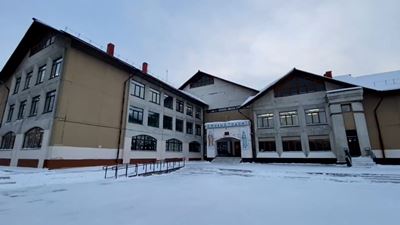 {Запланировали ремонт школы}