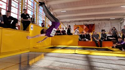 {Показали трюки на батутах}