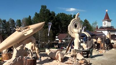 {Изготовили деревянные скульптуры}