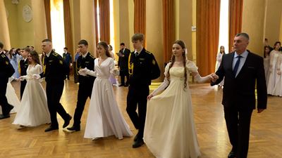 {Устроили кадетский бал}