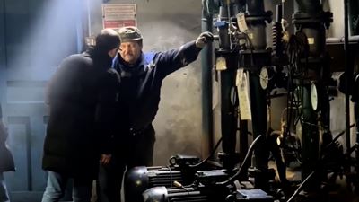 {Завершают восстановительные работы }