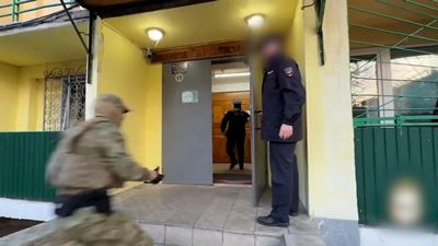 {Помогала мигрантам }