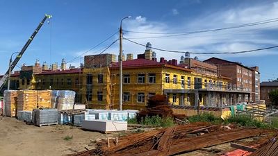 {Возводят новые корпуса}