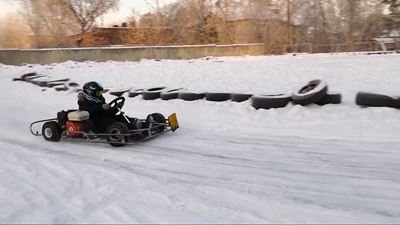 {Восстанавливают трассу для картинга}