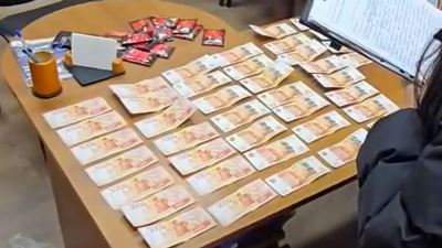 {Пытался дать взятку сотруднику полиции }