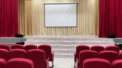 {Новый школьный актовый зал}