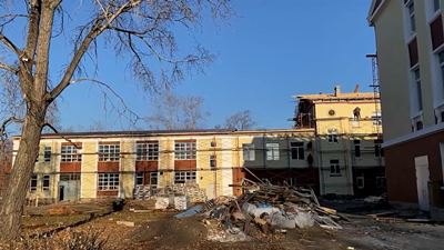 {Ремонтируют здание под новый корпус}