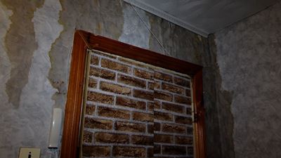 {Протекает крыша жилого дома}