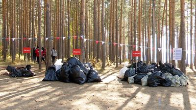 {Установили рекорд по уборке мусора}