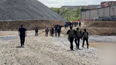 {Продолжают проверять мигрантов}