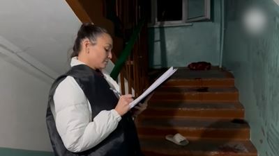 {Зарезал двух девушек}