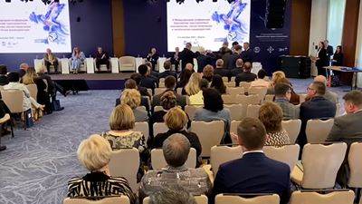 {Проводят конференцию }