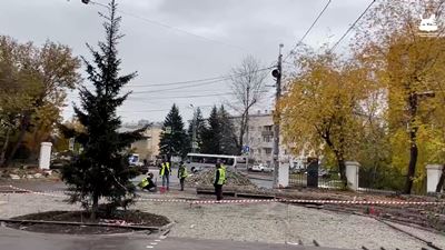 {Обновляют парк Парижской коммуны }