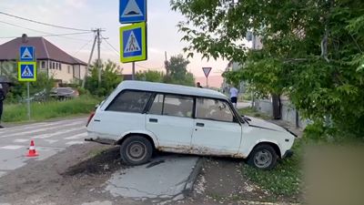 {Сбил девочку на тротуаре }