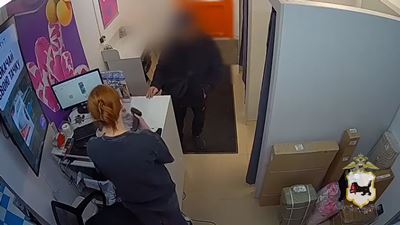 {Украл товары с маркетплейса}