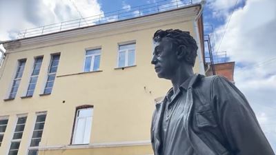 {Приводят в порядок скверы}