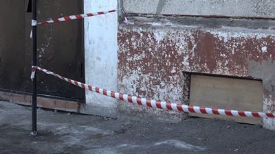 {Отвалился кусок дома}