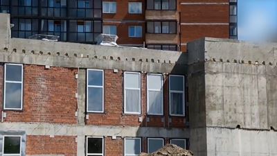 {Продолжается строительство школы}