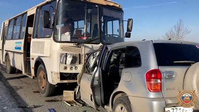 {Погиб в дорожной аварии }