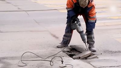 {Ремонтируют дороги}