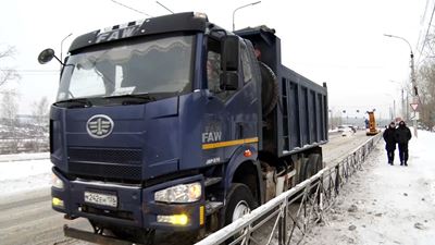 {Убирают улицы и чистят дороги}