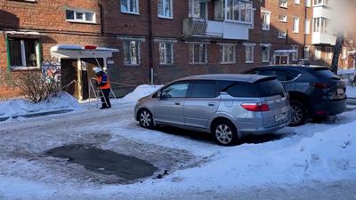 {Чистят дворы }