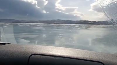 {Закрывают ледовую переправу}