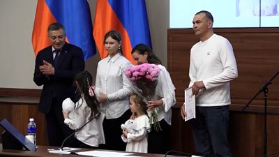 {Наградил семьи }
