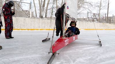 {Научились зимнему яхтингу}