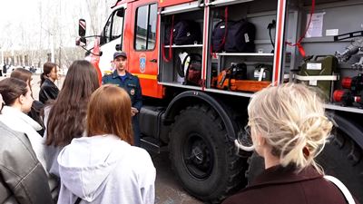 {Знакомятся с техникой пожарных }