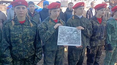 {Установили мемориальную доску}