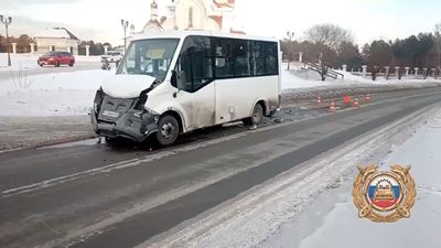 {Столкнулись две маршрутки}