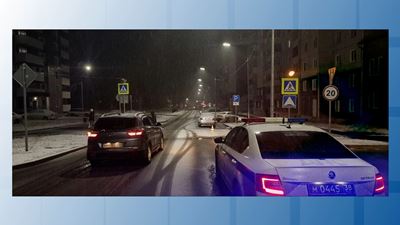 {Сбила группу людей}