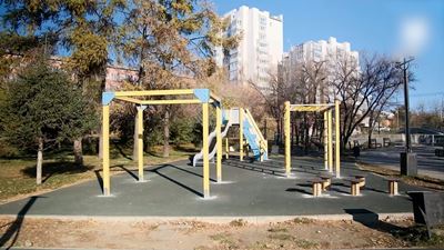 {Обновляют детские площадки}