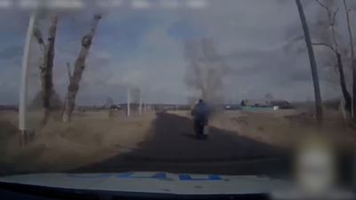 {Гонщик слетел с мотоцикла }