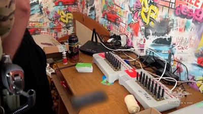 {Помогали онлайн-аферистам}