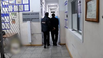 {Ограбил пожилую женщину}