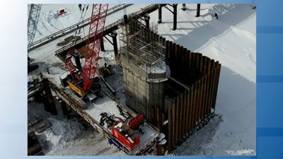 {Продолжают строить мост }