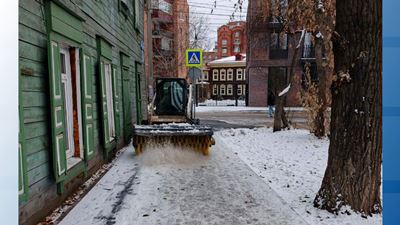 {Очищают тротуары}