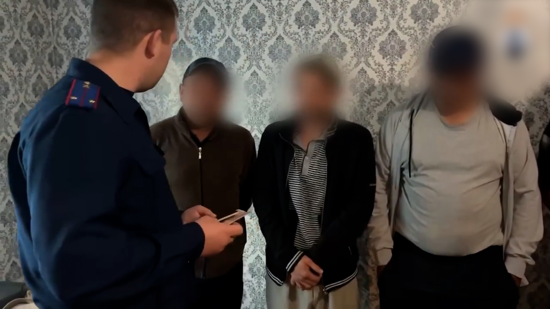 {Снова проверяют иностранцев }