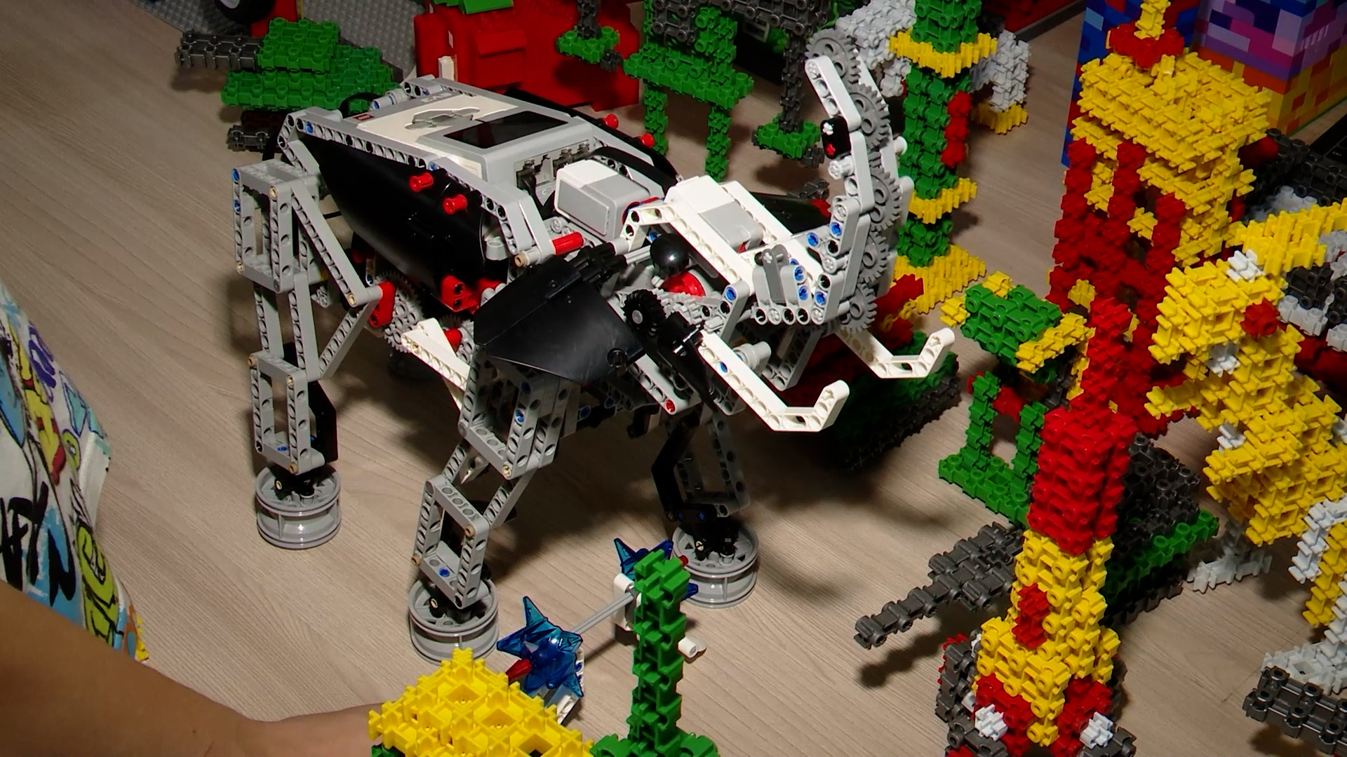 {Провели «битву роботов» }