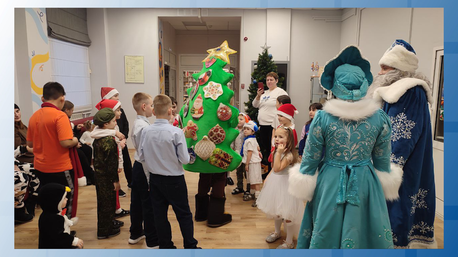 {Организовали праздничную программу}